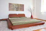 Двуспальная деревянная кровать в Японском стиле